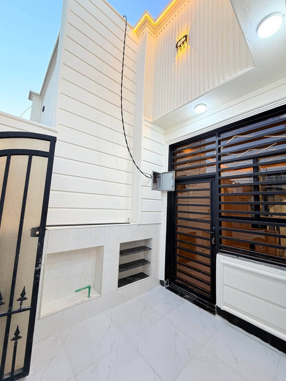 دار للبيع المساحه ١٠٠ متر طابو زراعي سند ٢٥ اقرار محكمه البيت مشمول بلتطويب مقابل ملحق قريه الغدير يبعد عن شارع المطار ١٠٠ متر يحتوي علا غرفه وصاله ومطبخ واستقبال وصحيات داخليه وخارجيه شغل درجه اولى صب اساس ويقف وطابوك نهروان وسطح شتايكر واجهه تغليف سقوف جبس بورد نضام البيت كله تركي السعر ٥٢ مليون وبي مجال بسيط للاستفسار *********** النجف, العراق
