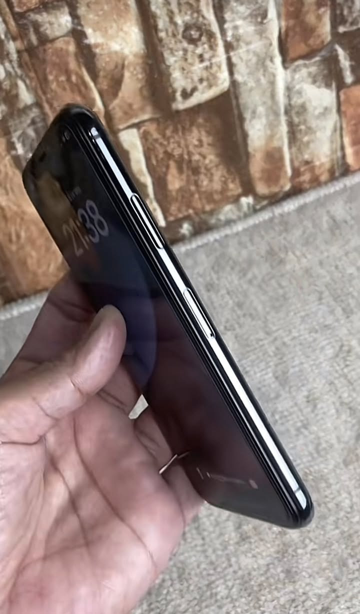 السلام عليكم ورحمة الله شباب للبيع ايفون اكس جهاز شغال كامل وكاميرته فول الفول نضيف مكفول من عطل الجهاز مستعمل قليل جدا وياه لزكه اصليه معه الكفر +شاحنه اصليه مكاني بغداد الزعفرانية متواجد خاص لو واتساب *********** السعر ١٤٥ الف وبي مجال للشراي معه تحياتي للجميع 🩵
