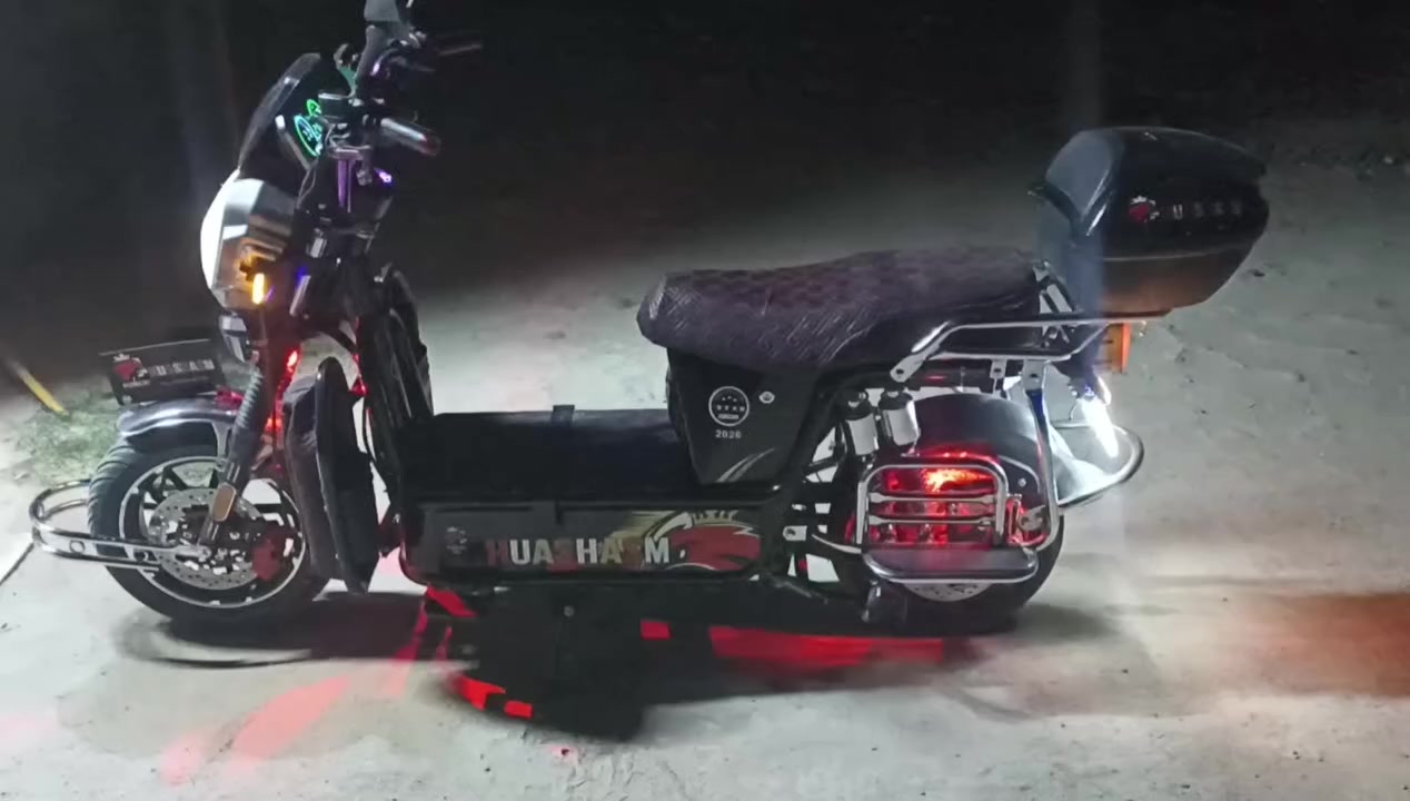 السلام عليكم هيوشه للبيع موديل 2026 دراجه كلش جديده بطاريات لوك تفاصيل الدراجه داخل الصور والمقطع الفيديو السعر خاص او واتساب *********** العنوان فلوجه
