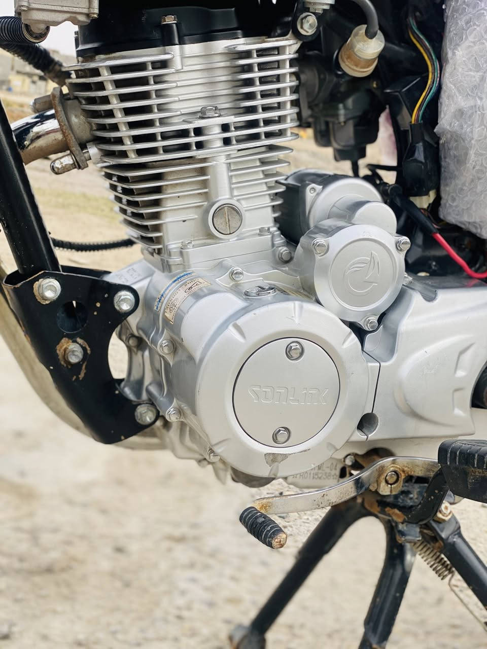 ‏سلام عليكم دراجة سونك5 كير للبيع مكينة 200 سي سي دراجة كاملة ما بها نقص أوراق موجود كل شي شغال كهربائيات عامة شغالة موديل 2024 بس شكل المحرك 2025 دراجه كفاله عامه ما مفتوح بيها برغي بل محرك عنوان بغداد الكماليه 

السعر 650 

رقم ‭0774 062 0845‬
