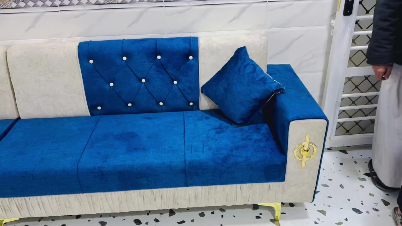 تخم ديوان 11مقعد مو عشره تفصال شغل درجه أولى ضمان تاخذ مو من هذا السوكي الخفيف كوشات ويا متوفر بي ٣٣ مقعد الخاص مفتوح اتصال ***********واتساب المكان تقاطع السايلو تقاطع بيت سيد اربيع
