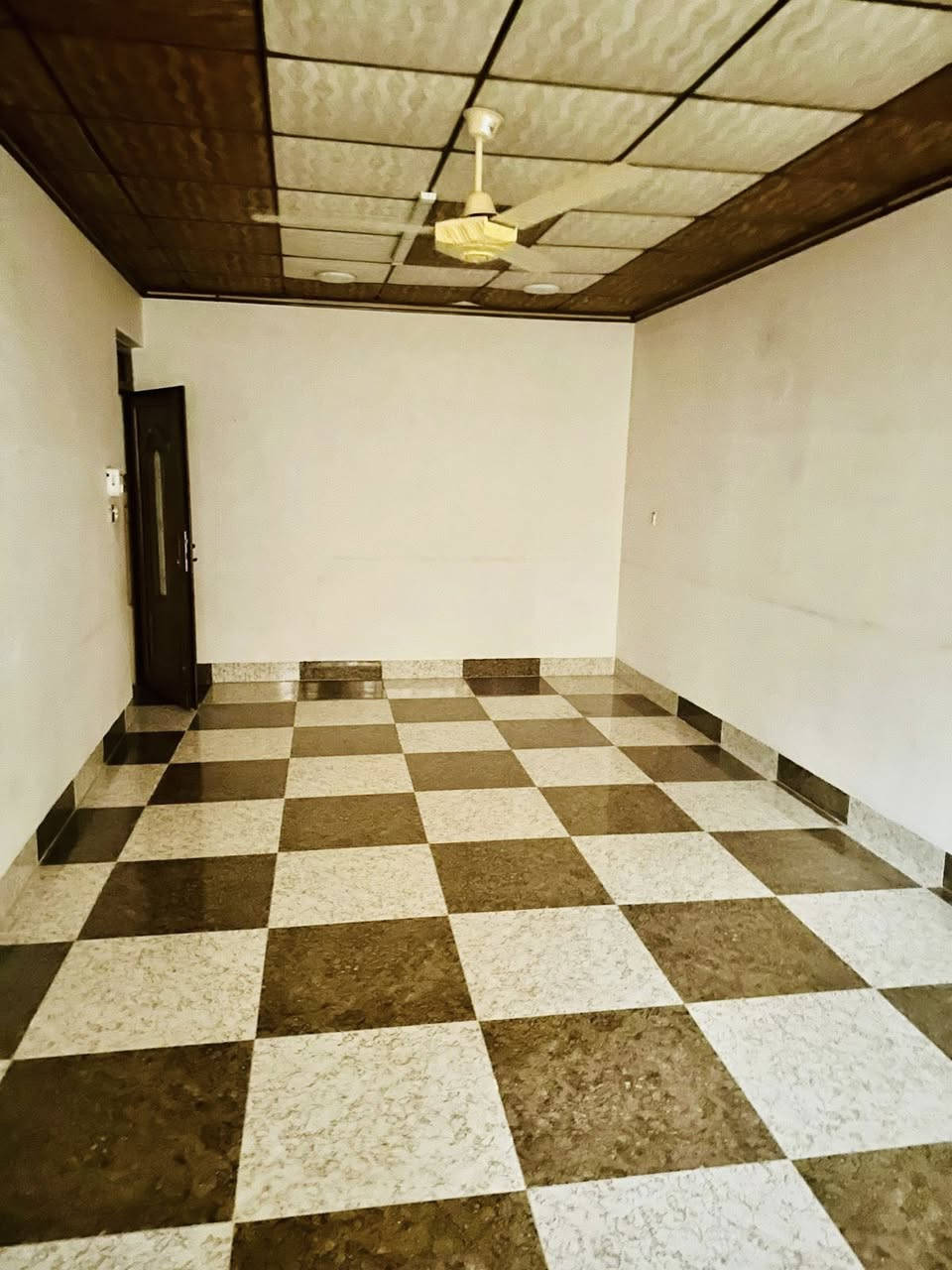 دار للايجار (طابق ارضي)
حي البلديات مقابل مول سانكو
غرفتين نوم+مطبخ+كراج+صحيات
للاستفسار خاص او على الارقام
***********
***********
متوفر واتساب
