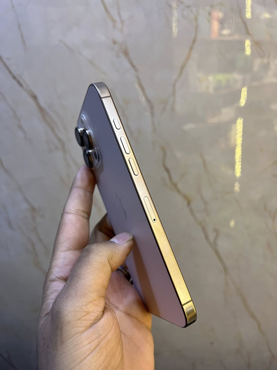 ايفون 16 promax
لون صحرواي مميز 

بطاريته 95🔋

نضافته 100/100

غير داخل تصليح 

بعده بضمان ❤️

ذاكرته 256 

كامل ملحقات باكيت وكيبل وكفر الاصلي 

مستعجل على بيعته سعره 1275 

عنواني بغداد ***********
