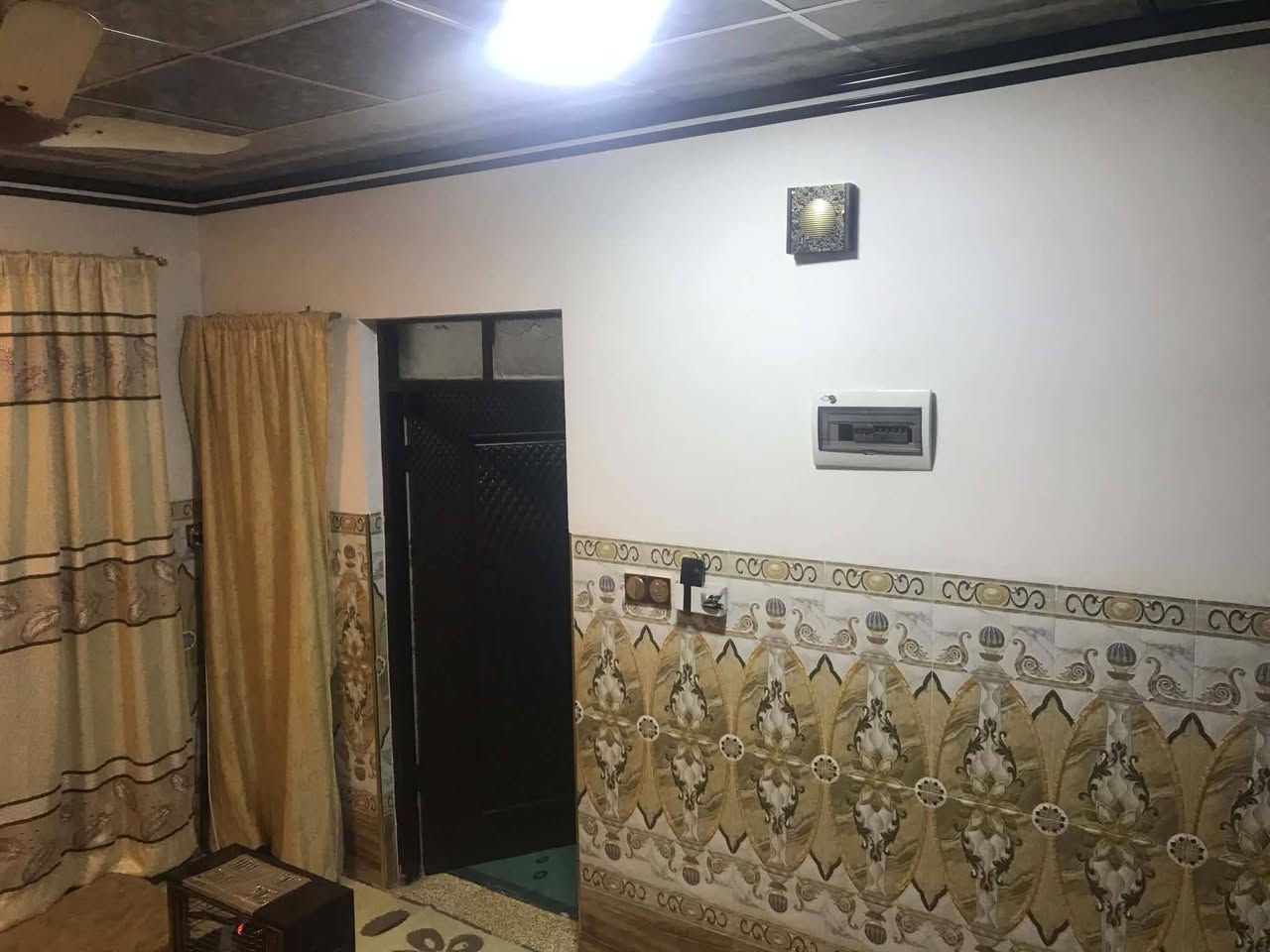 دار للبيع … ملك صرف باسمي
المساحة ١٠٠ متر مربع ١٠*١٠ ركن 
هول استقبال غرفة نوم منور صحيات داخل خارج 
بيتونة واسعة على كبر الهول درايج صحن 
البيت بناء حديث مقابل حديقة خدمات كاملة 
الجانب الايمن منطقة الهرمات الخامسة بالبداية 
راس الفرع الشارع العام تلعفر سنجار 
للاستفسار اكثر راسلني


**إذا كنت صاحب هذا الإعلان وتريد حذفه لأي سبب، رجاءا أرسل رسالة إلى الدعم الفني**