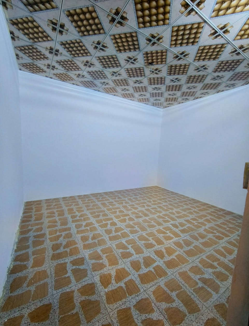 سلام علیکم متوفر بيت للبيع بحي النداء طابو صرف نظيف وغير مسكون حاليا على شارع ۲۰ مساحه 100 متر عکاده درجه اولى شيلمان الأولي الأوكراني يتكون من استقبال وكلدور ومطبخ وغرفتين نوم وحده جوا والثانيه فوك تكون جبيره ع طول البيت تكدر تقسمهة بقاطع وتصير غرفتين إذا تريد وصحيات ثلاثه جوا وفوك وبرا بالحوش السعر 83 مليون وقابل للتفاوض للاستفسار الاتصال او مراسله على الرقم ***********
