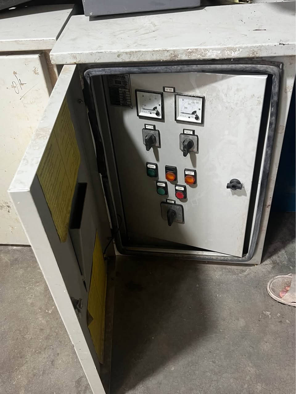 بۆردی کارەبا 
بۆ کارەبای غتاس و غسل و  باخ و بیر چەندین ئیش بەکاردێ
چەند جۆر بۆردی تێدایە
 ژمارەیان ٢٧ دانەیە 
١٨ بۆردی ٣٠ ئەسپی تێدایە 
***********
شوێن پێنجوێن بنجوين, السليمانية
