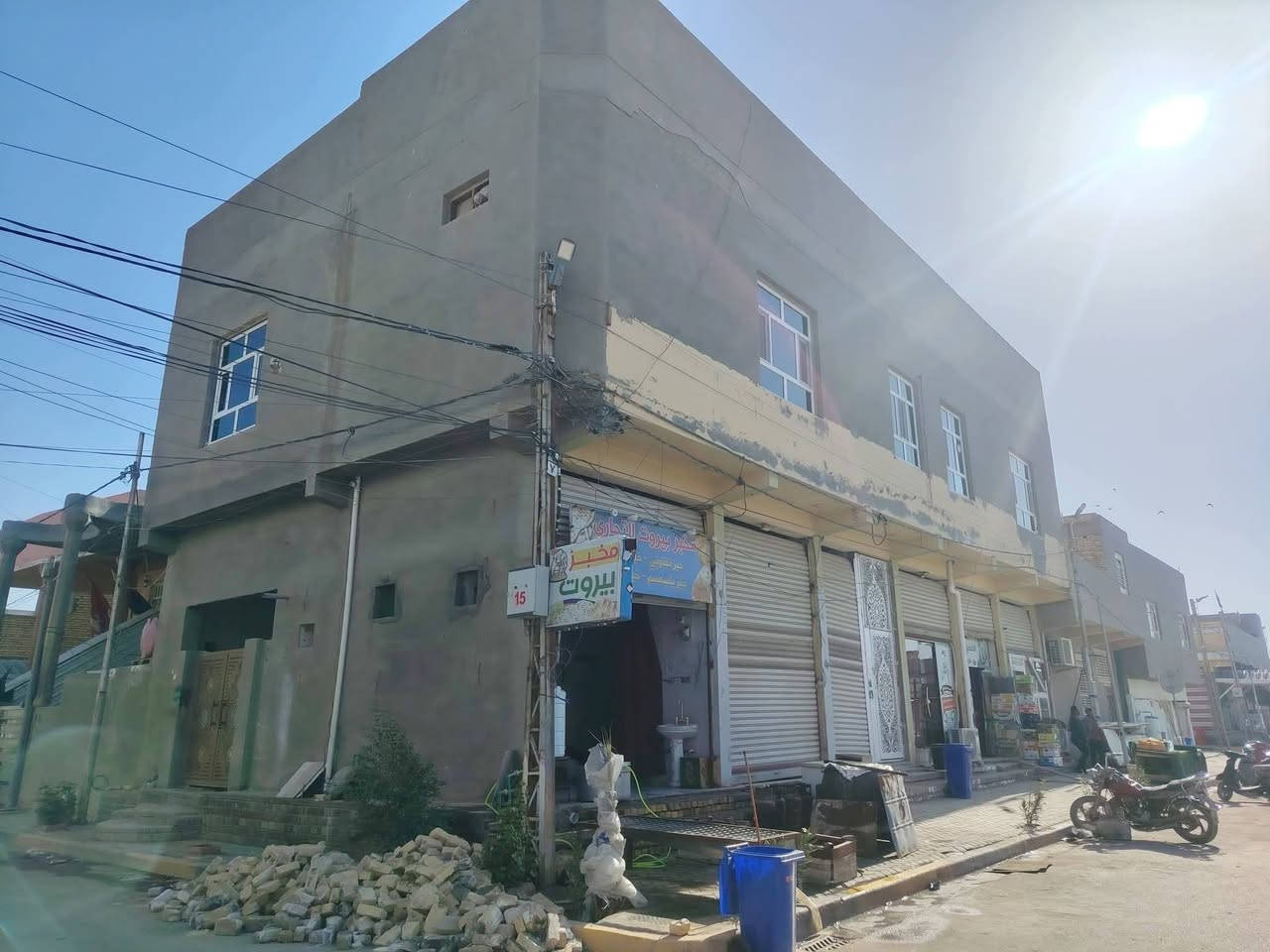 بناية للبيع 200متر تحتوي على
3غرف نوم 
وصالة 12×6
مطبخ 7.500×5 

بيت جوة 120متر 
صالة +غرفة نوم +مطبخ +براني 

محلات 6 طول المحل 4×3 
مصفرات عن الضريبة ولماي ولكهرباء 

المحلات مئجرات كلهن الواحد على 150الف 
البيت الجوة مئجر ب350  
البيت ركن على شارعين 
الموقع الدوانية شارع الاسكان شارع تاج الياسمين 
للستفسار ***********

***********
