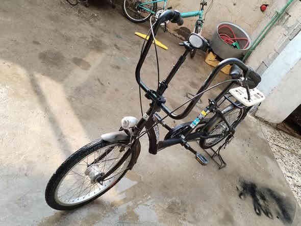 السلام عليكم بايسكل برجستون للبيع السعر ١٥٠ مكان بغداد المشتل بايسكل جديد كلة شغال الشراي يتصل عل رقم ورجائن المو شراي لا يتعبني ***********
