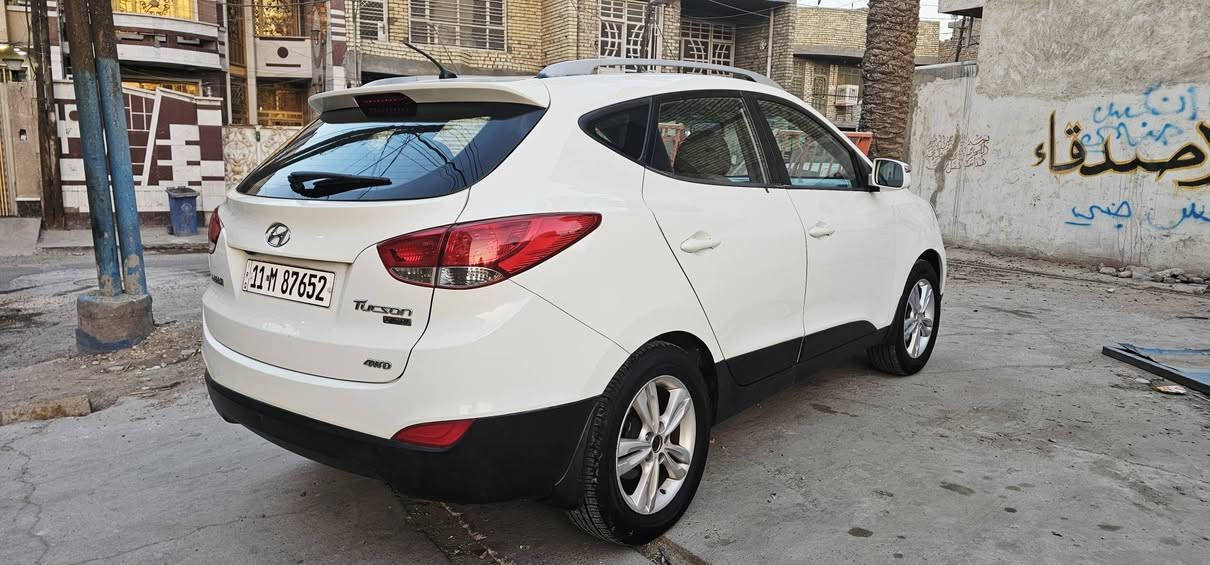 توسان خليجي بأسمي رقم بغداد
بيه صبغ فقط بدون دواخل البنيد وجاملغ وباب فقط صبغ 

سعره ١١٥ وبيه مجال ***********
