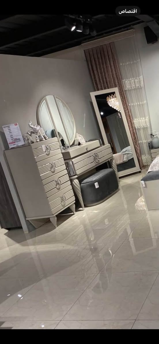 للبيع ب800 ألف  بيه مجال للطيبين
9 قطع يحتاجله تعديلات بسيطة 
مكلف بالنشر 
صاحب الغرفة
***********
واتساب متوفر
