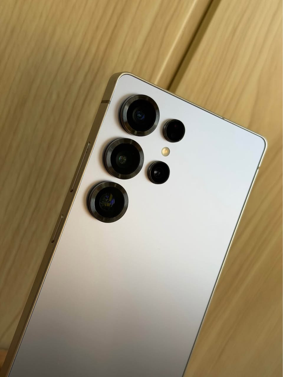 Galaxy S25 Ultra 
زەمانی جیبال زەمانی ماوە هەتا ٢٦/٢/٢٠٢٧

زاکیرە ١ تێرا  و  ڕام ١٢ گێگا
کامێرە   /  ٢٠٠مێگاپیکسل(100X zoom)
باتری     /  ،٥،٠٠٠(٤٥ وات)
دەنگ     /  دوانە بڵندگۆ(ستریۆ ساوند)
شاشە     / Dynamic LTPO AMOLED 2X, 120Hz,
پڕۆسسەر /  Snapdragon 8 Elite (3 nm)
*********** السليمانية, العراق
