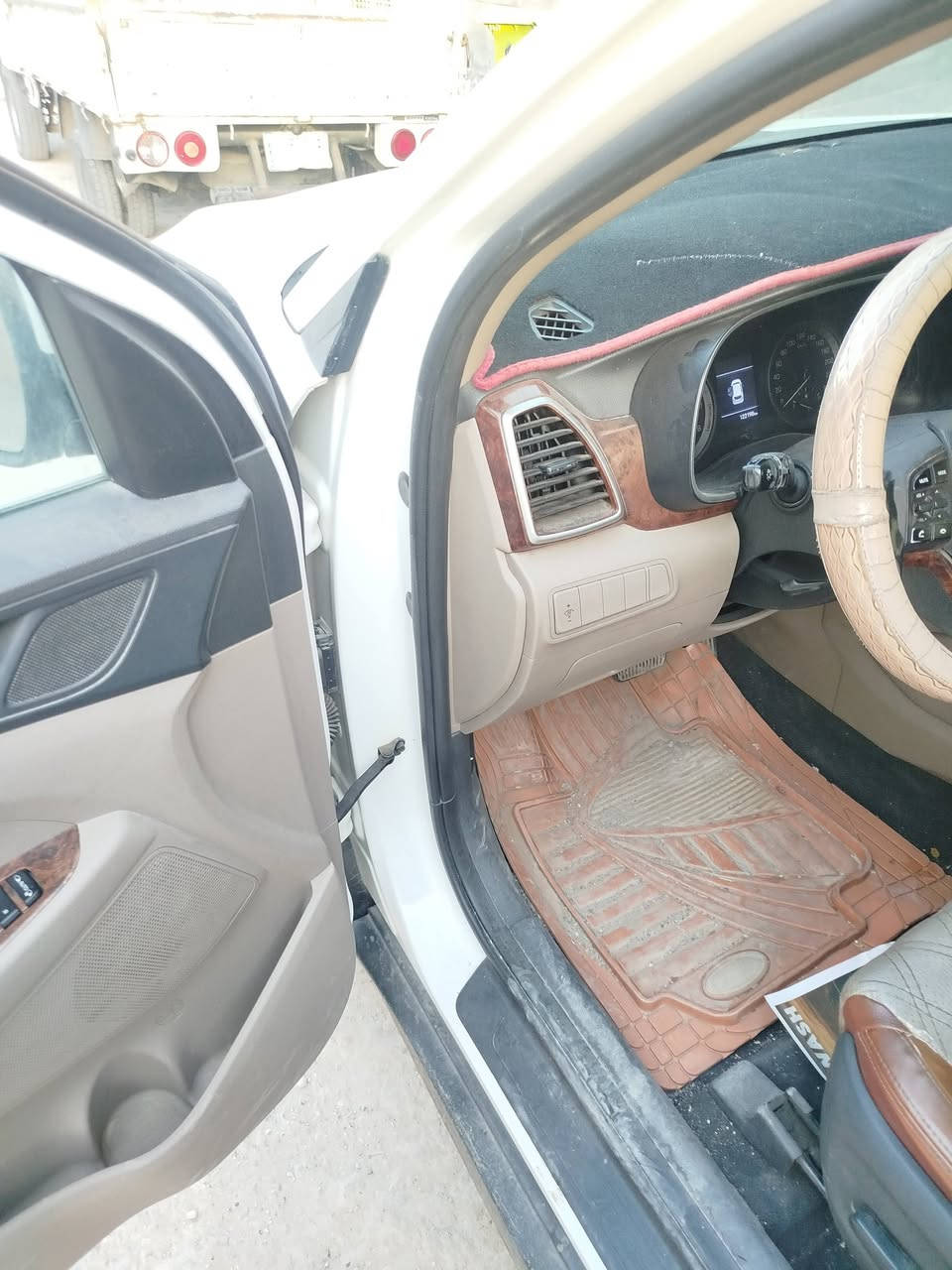 سلام عليكم توسان موديل 20شركة الكاصد على وضها ابيع مابيها اي دواخل بس البيبان السعر 178وهذا رقمي  ***********
