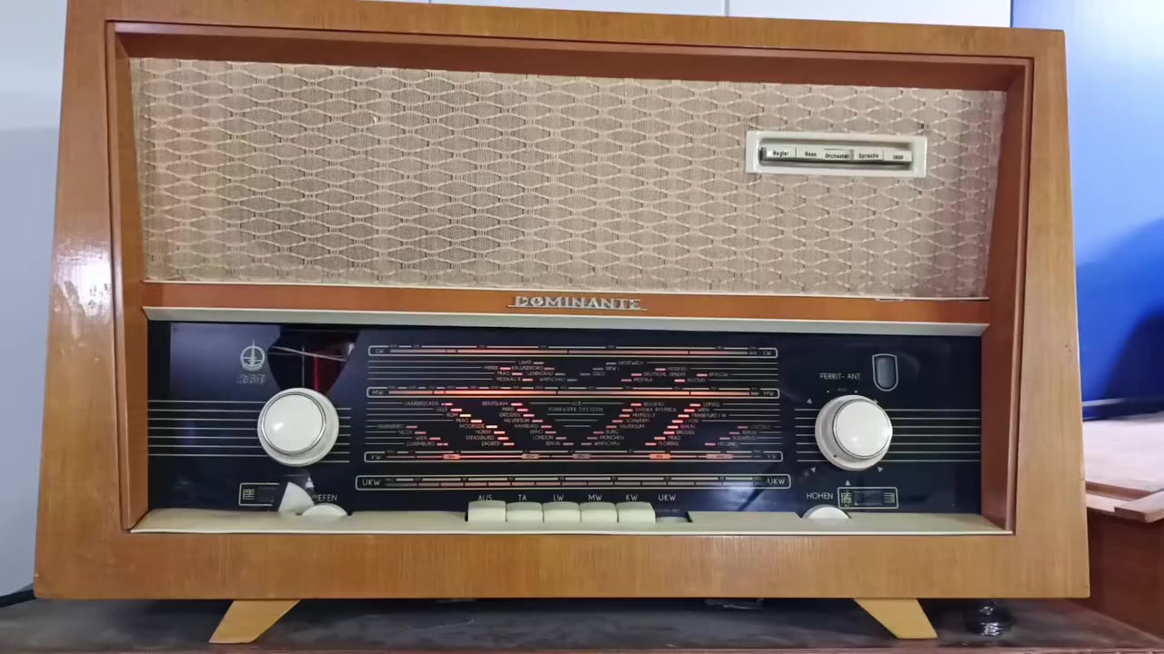 الراديوو لمبات FM SW MW LW
ماركة DOMINTE
صنع  المانية  
ارتفاع 41 سم 
العرض  67سم 
العمق25سم 
السعر ١٥٠
***********
بغداد الكاظمية
ملاحظه بيه كسرقليل بالجامه موضح بالفديو
