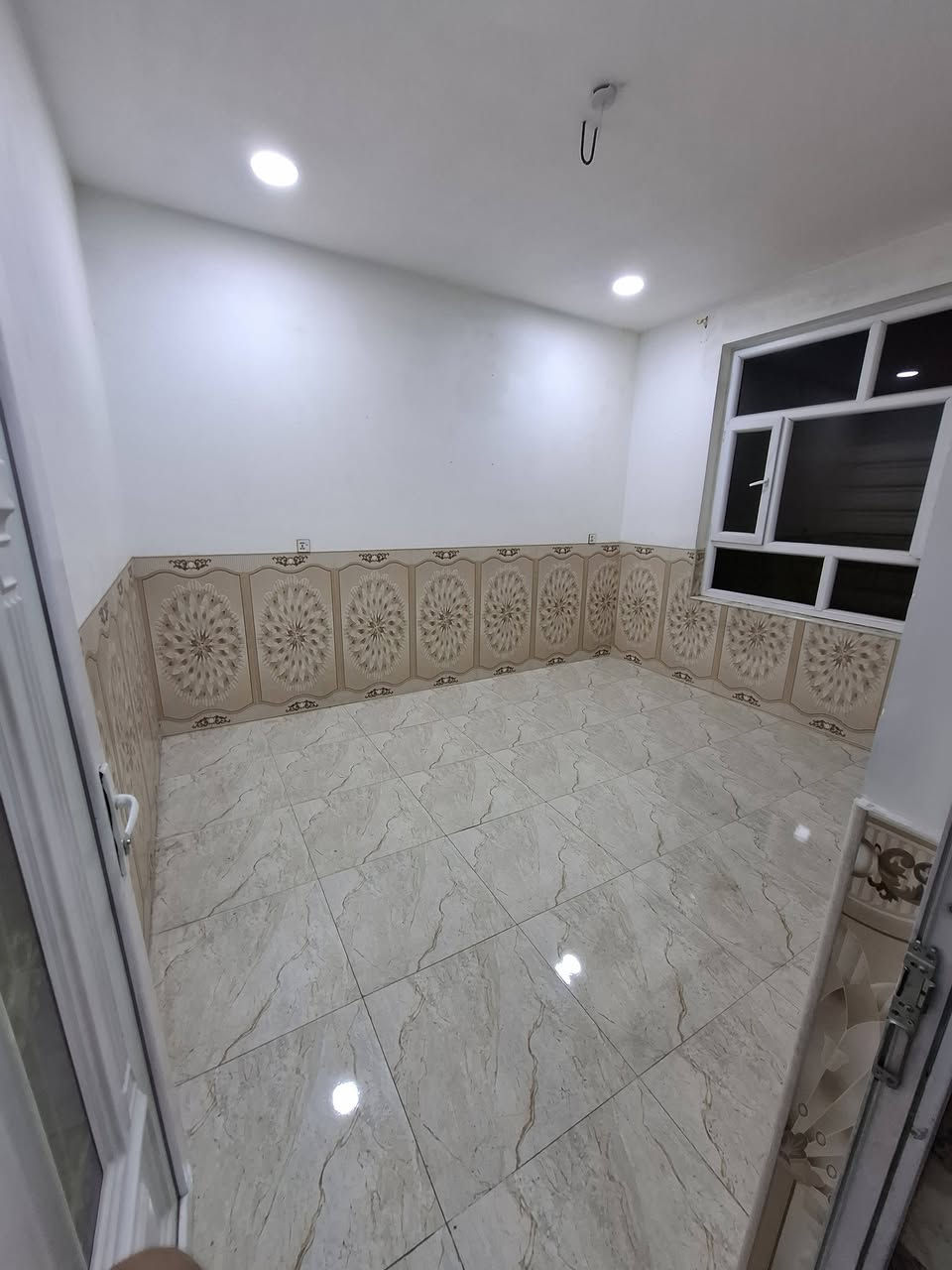 سلام عليكم بيت حديث طابق ثاني للأيجار استقبال ومطبخ
وغرفة نوم والمحقات كلش حلو ميحتاجله ربع موضح بالصور ايجاره 350

تواصل مع الوالد ***********
