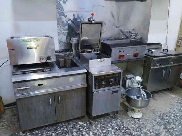 السلام عليكم 
عندي غراض مطعم للبيع مكاني حله التواصل ع الرقم الهاتف ‭0774 790 6692‬
