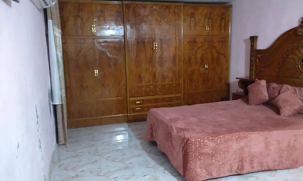 السلام عليكم اخوان عندي غرفه اخشاب عراقيه درجه اولى السعر 550  العنوان بعقوبه دور ضباط قرب مركز شرقي ***********
