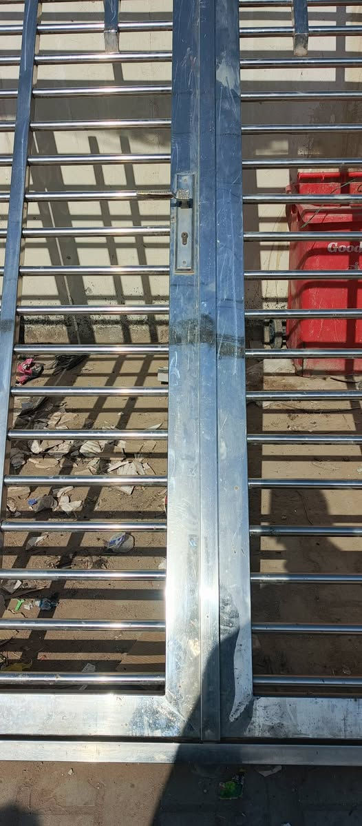 باب للبيع اثنين طلاليك مع كتيبةسل ستيل ثقيل نظيف كلش 
ارتفاع ثلاثةمترونص 
العرض ثلاثةمتر
السعرمليون ونص
***********

