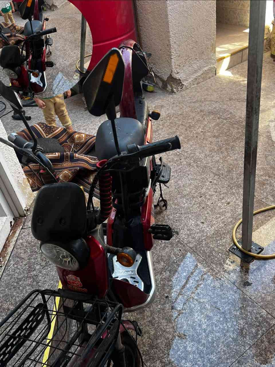 الدراجة نظيفة ومحافظ عليها، وكنت أستخدمها يومياً وما بيها أي مشكلة، بس تركتها فترة طويلة مركونة.
مواصفاتها كاملة:
 بصمة وسويج تشغيل.
 إشارات (أشاير) أمامية وخلفية.
 نشّارة جانبية (أضواء للزينة).
 قفل تاير + قفل كشن.
 الشاحنة الأصلية موجودة.
ملاحظة للأمانة: بسبب الركون لفترة طويلة، الدراجة تحتاج تبديل "تيوب" للتاير الخلفي، والبطاريات محتاجة شحن أو تبديل.
السعر: 125,000 دينار (قفل لا مجال للتفاوض).
للمشتري الجاد اللي يريد يشتري ويستفاد، يتفضل يراسلني أو يتصل على الرقم: ***********
المكان: البصرة حي مهندسين ساحة الرمل يم صيدلية جذع النخله
