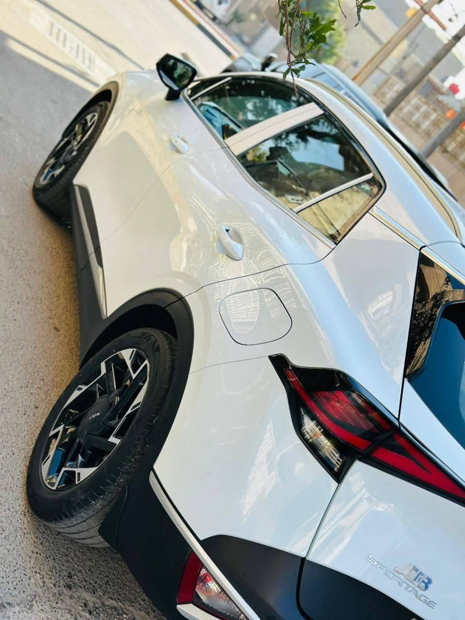 السلام عليكم سبورتج خليجي مقفولة من كلشي جديده فول مواصفات واحد على واحد بموديل 2024  بدون بونراما تشغيل عن بعد جنطه كهربائي كراسي كهربائي سياره ماشيه 20 الف بسمي سنويه  لوحات جديده سعر 230 $ ***********
