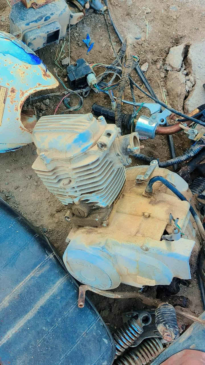 سلام عليكم
غراض دراجه كامله 
1.مكينه
2دبلات
3. تايرات +اوياله نضيفات
4.زنجيل
5 . ماشه
6.صرنصه 
7.دبلات
غير لي ماذكرتهن مناسبات شباب 
سعر خاص 
***********
المكينه ابيع كوم حديد .
