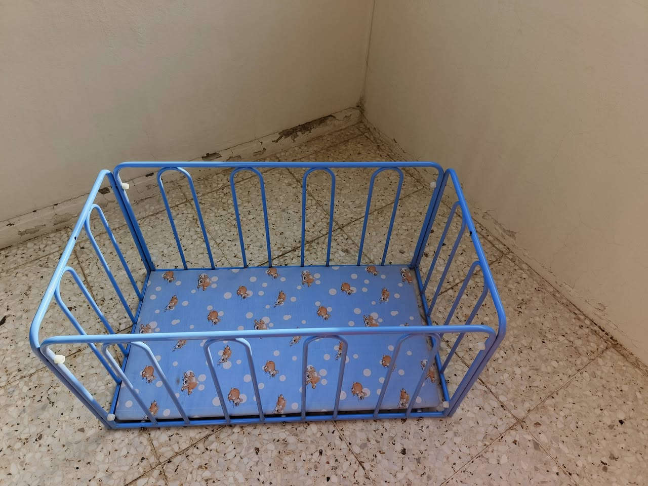 سرير اطفال (ديدية) مع دوشك...نظيفة جدا. للاستفسار الاتصال على الرقم ***********
