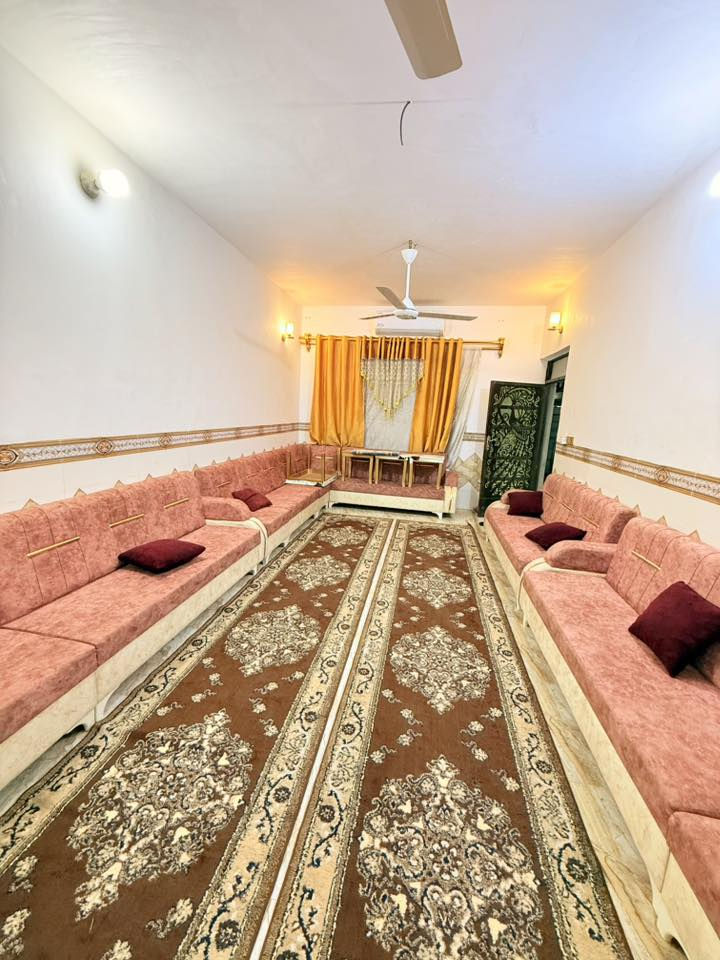 دار مساحه 300طابو زراعي يحتوي ع ستفبال 8م صالة 8م غرفتين 6م مطبخ 6م مجمع صحيات داخلي مجمع صحيات خارجي حوش كبير البيت عالي عن الشارع عمّر البناء 4سنواتً أساس رباط كونكريت بناء بلوك كلاب العفلوكي شارع عريض العنون الحمد شارع الصيدلية مشمول بل جهد الخدمي كامل ماي ومجاري يبعد عند شارع العام الخدمي مال الحمد ميت متر تقريبا البيت الرضيه بورسلين هزاير سراميك البيت جاهز للسكن السعر 60وبي مجال للشراي تصال ع***********
