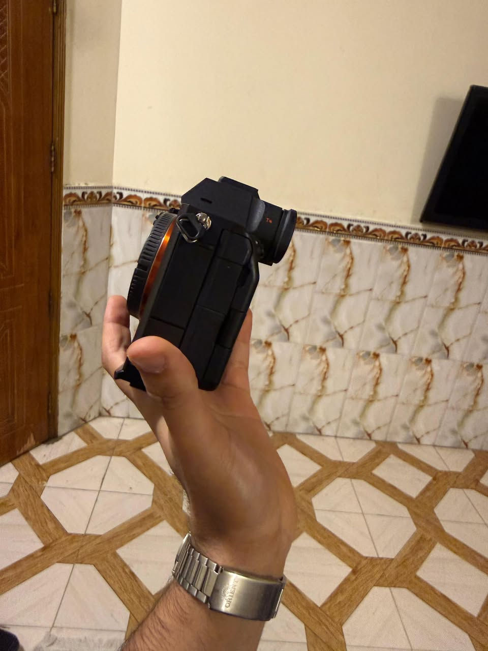 كامرة سوني A7iv(4) 
الشتر 3000
كامرة نظيفة كلش وجديدة استخدام قليل
العدسة سوني G24-105 هم نظيفة كلش استخدام قليل
رونين sr4 كومبو 
(سعر الكامرة مليونين و225)
(العدسة مليون و 100)
(الرونين 700 الف)
الموقع البصره رقم الهاتف ***********
