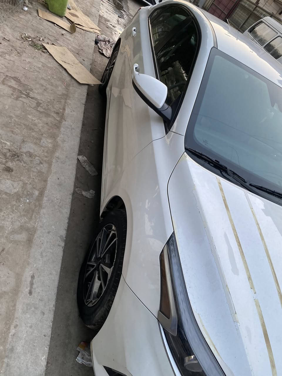 السلام عليكم عندي كيا فورتي موديل 2023وارد امريكي نص فول السياره خير من الله بي طخات بصيطه بل جاملغ جهة السايق وباب الصدر السياره معروضه 155 وبيه مجال 
عنوان بغداد 
الاتصال ***********
واتساب فقط ***********
