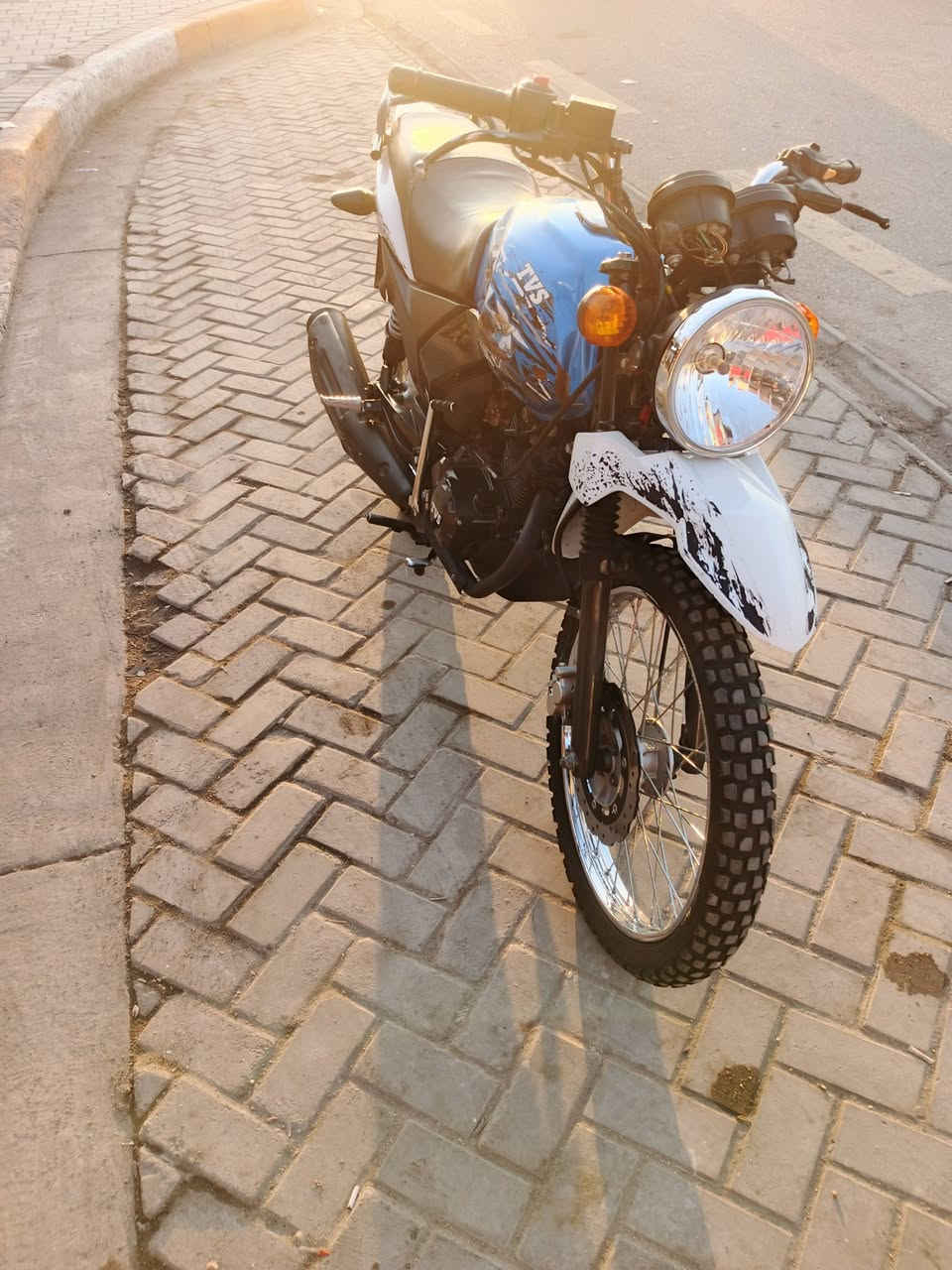 سلا عليكم شباب دراجه TVsدرجه جديده موديل 2021 مكينه بلاديه برغي واحد مامفتوح بيهه وراقه كامله كمرك متفوع مالهه نقص يلو متر وعواج قليل بل ستيرن سعر 900 عنوان بغداد نهضه ***********
