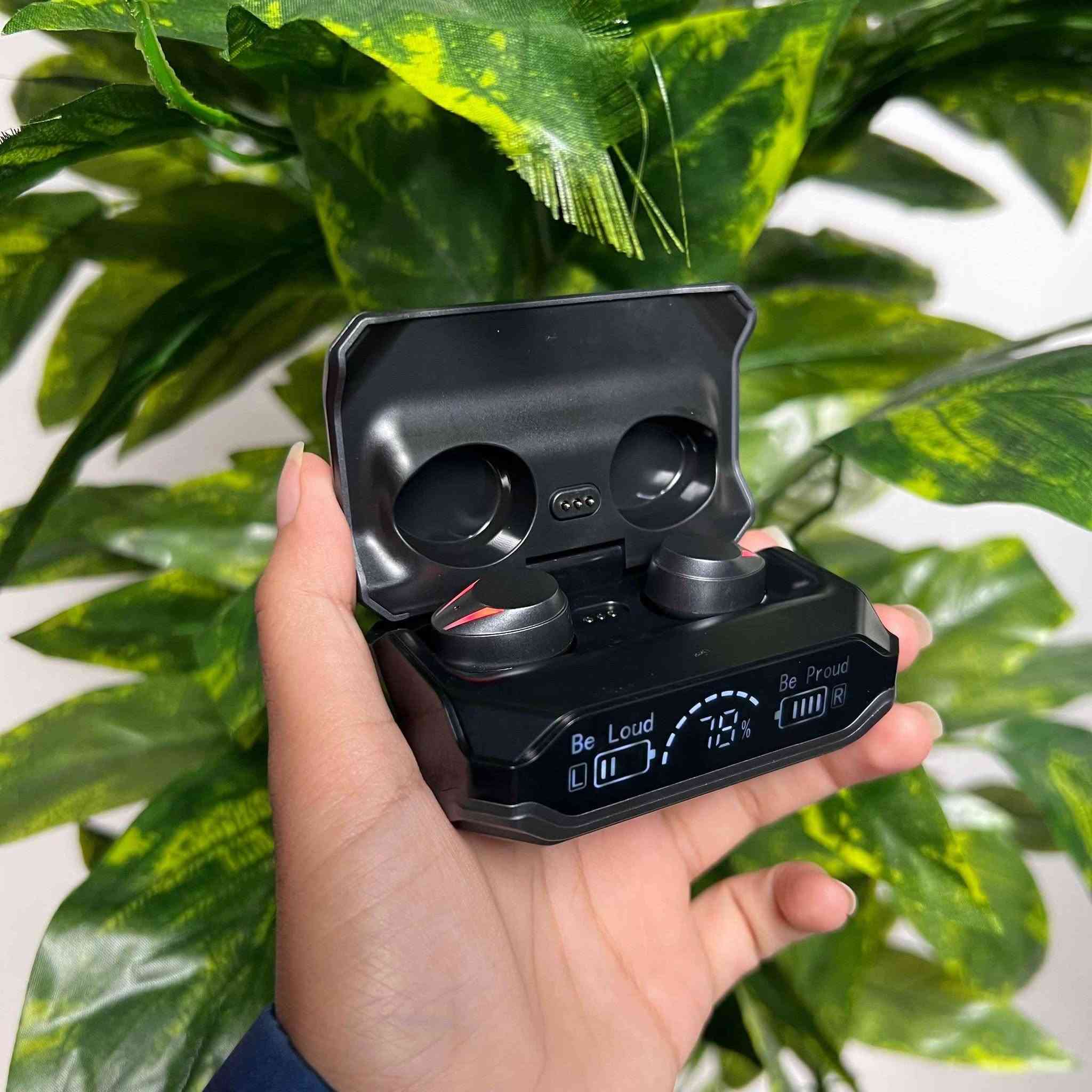 سماعة أذن لاسلكية M41 Hi-Fi Bluetooth V5.3 مع شاشة عرض رقمية ثلاثية

• سماعة أذن لاسلكية True Wireless بتصميم مدمج مع علبة شحن مزودة بشاشة عرض رقمية ثلاثية لعرض حالة البطارية.

• تدعم اتصال Bluetooth V5.3 للاقتران مع الأجهزة المتوافقة.

• مزودة بوحدة صوت (Moving Coil) مقاس 8 مم.

• تدعم التحكم باللمس (Fingerprint Touch).

• تدعم المساعد الصوتي Siri Voice Call.

• مدى اتصال لاسلكي يصل إلى 10 أمتار في الظروف المناسبة للاستخدام.

• وقت تشغيل للموسيقى يصل إلى حوالي 5 ساعات لكل شحنة للسماعات.

• الموديل: M41
• النوع: True Wireless Headset
• إصدار البلوتوث: V5.3
• شاشة العرض: Three-Screen Digital Display
• حجم وحدة الصوت: 8 مم (Moving Coil Unit)
• مدى الإرسال: 10 متر
• وقت الشحن: حوالي ساعتين
• وقت الاستعداد: 280 ساعة
• تشغيل الموسيقى: حوالي 5 ساعات (Earbuds)
• ملفات الاتصال المدعومة: A2DP / HFP / HSP / AVRCP
• جهد الإدخال: 5V ⎓ 1A
• جهد الإخراج: 5V ⎓ 1A

محتويات العلبة:
• سماعتا أذن لاسلكيتان M41
• علبة شحن
• دليل الاستخدام بغداد, العراق


**إذا كنت صاحب هذا الإعلان وتريد حذفه لأي سبب، رجاءا أرسل رسالة إلى الدعم الفني**