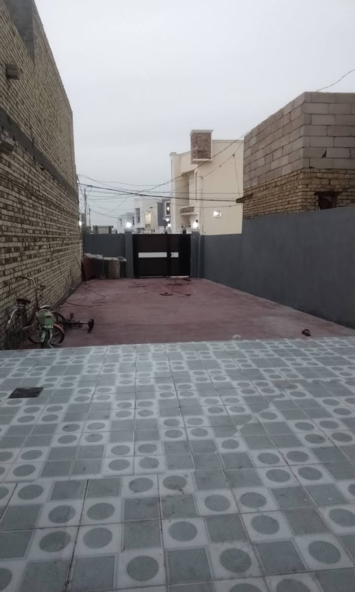 بسم الله الرحمن الرحيم السلام عليكم بيت للبيع بحي الامين الاولى قرب بنزين خانت الشموس مساحه الدار 350 متر مربع يحتوي على غرفتي النوم 5:30 مربع الصاله 13 6:30 استقبال 10 الطول العرض اربعه ونص المدخل 145 متر***********
