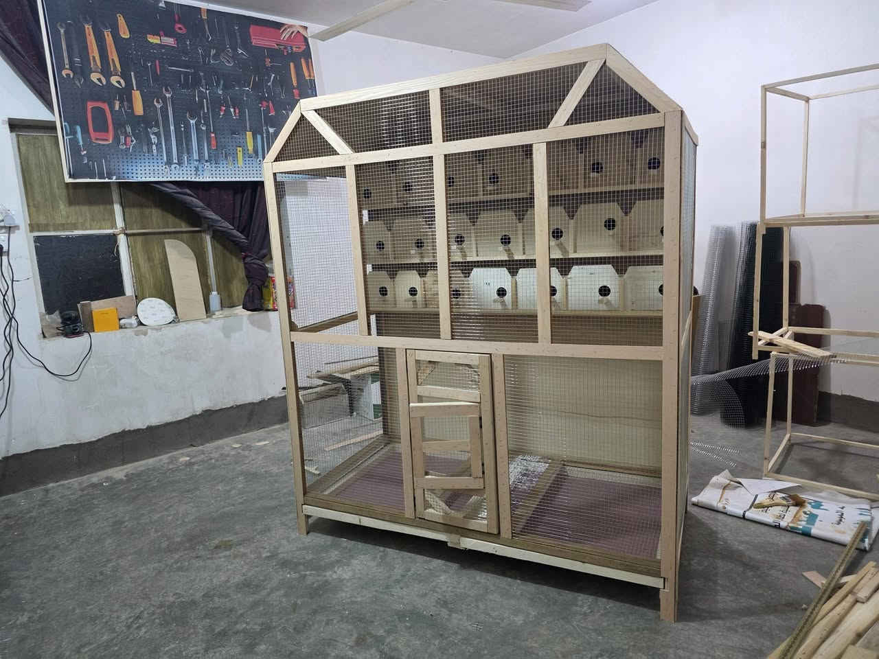 سلام عليكم قفص لبيع العرض ١٦٠ الرتفاع ١٧٥ نزال ٨٠ مجرات تنضيف قاصات العدد ٢١ التواصل هاذ الرقم ***********
