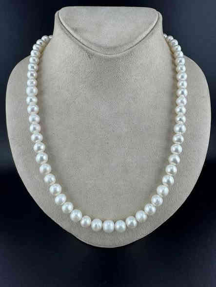 عقد لؤلؤ طبيعي حر بحري نادر مع اقفال من الذهب الخالص  ، الطول 44سم والوزن 45 غم وبواقع عدد 68 حبة ، القطعة تعتبر من المجوهرات الثمينة ...  حصريا لدى ( الدار العالمي للانتيك ) ... 

     هاتف  /  ***********     واتساب
