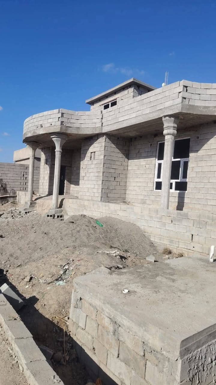 سلام عليكم ورحمة الله وبركاته للبيع بيت واجهيتين  هيكل كامل شقل درجه اوله
تسليح 60x40 أساس + ارتفاع متر 
يتكون من غرفتين 5x4
صاله 4x9
مطبخ 5x5
استغبال 4x6
كلدور 
المساحة الكلي 380 متر 
بوب حديد ثقيل شبابيك كامل 
بس يحتاج سيراميك معا لبخ فقط 
العنوان مدخل البوهيازع وره مدرسه ثانويه موقع كلش حلو غريب عليك السايدين 50متر ول مصتوصف 
كامل خدمات 
السعر مناسب جدا خاص 
رقم الهاتف *********** خابر ودلل ***********
