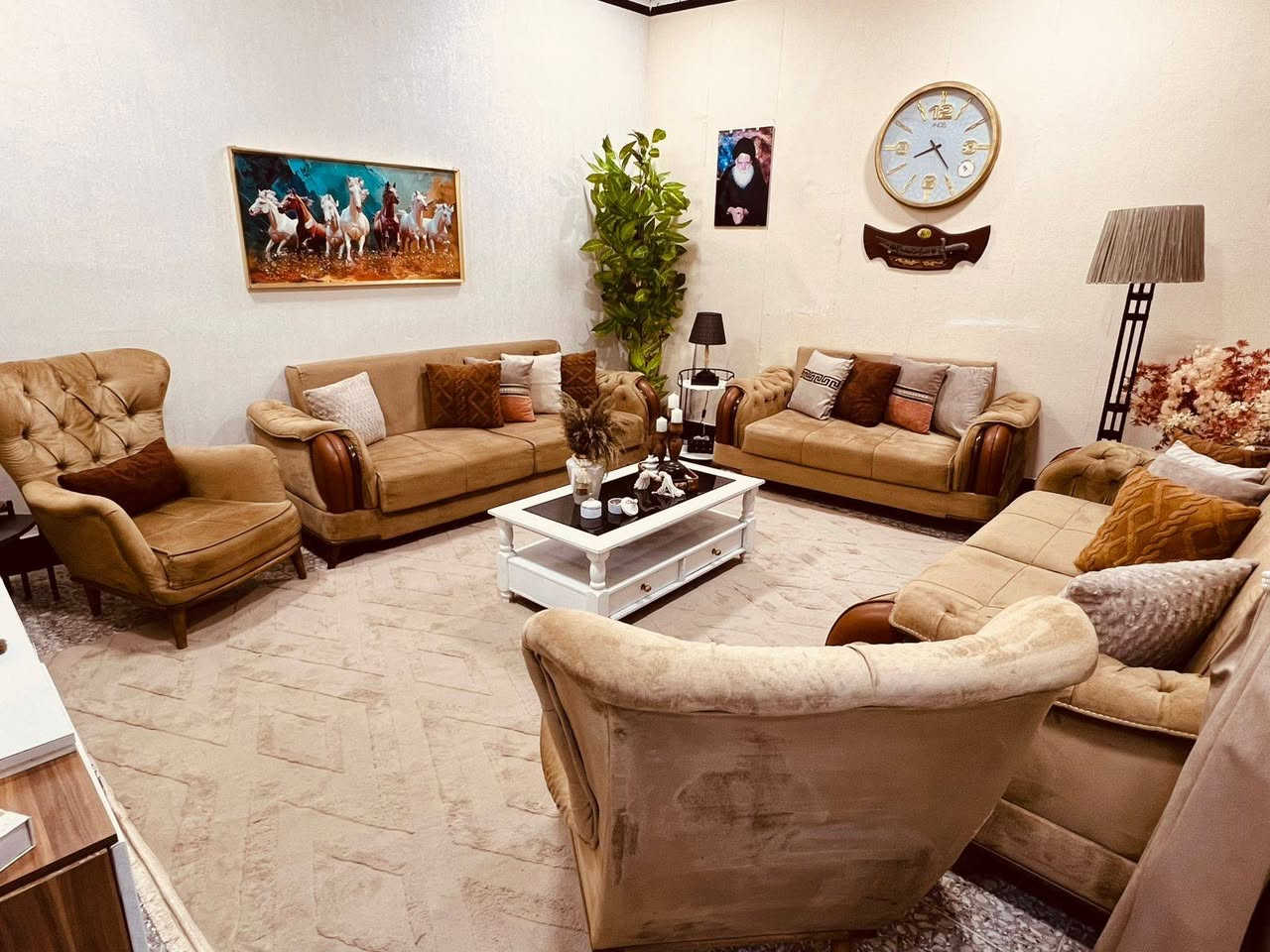 تخم تركي مودرن ١٠مقعد سرير ومخزن قماش وتر بروف ضد الاتربة والمي استخدام قليل السعر ٦٥٠ وبي مجال بسيط مكان بغداد الزعفرانية جسر ديالى الاستفسار الاتصال ***********
