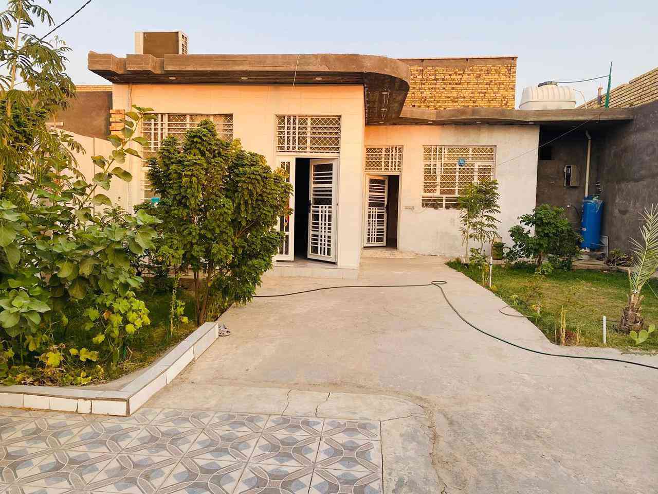 بيت لبيع قرب مجمع حسين جياد  الشارع السابع  
طابو زراعي سند ٢٥  مساحة ٤١٥م ✅ 

غرفتين ٥*٥ 

صاله ١٠*٥ 

مطبخ ٦*٥ 

استقبال ١٠*٥ 

مجمع صحيات WC داخليه و خارجيه 

حديقتين داخل البيت 🏠 

ارضيه بورسلين  درجه اولى 
مطبخ سيراميك درجه اولى 
صحيات سيراميك 

كهرباء ماء مجاري مولد ذهبي
يبعد عن التبليط ٢٠ متر 
خدمات كاملة ✅ 

البيت نظيف وجاهز للسكن بدون نقص 
ـــــــــــــــــــــــــــــــــــــــــــــــــــــــــ
السعر وللتفاصيل خاص ✔️
ـــــــــــــــــــــــــــــــــــــــــــــــــــــــ
للأستفسار أكثر مراجعة 
#مكتب_محمد_الجبوري لبيع وشراء عقارات القاسم والمقاولات العامة والتصاميم الهندسية 
#المكتب_مجاز_رسمياً والمكاتبات رسميه لضمان حقوقكم ✅ 
#عنوان المكتب شارع الجديدة مقابل مدرسة الزهراء مجاور اسواق نمبر ون 
***********  📲 
***********  📲
