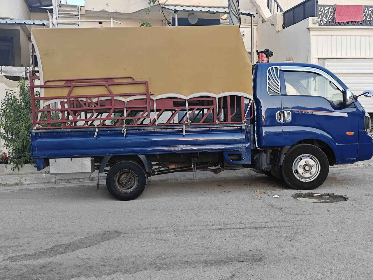 سڵاو کیا بۆفرۆشتن 4000 سۆپەر 
مەکینەڕەشی مەرغو
کۆدی بۆکراوە تەنها بارکۆدەکەی ماوە  
گێڕو مەکینەو ئەکسلی بەشەرت
مانگێک دەبێت کامل پێشی داگیراوە
ڕادێتەرو پانکەی بۆگۆڕاوە لۆک
چەمچەو سەرچەمچەو خێمەی هاوینەی لەگەڵە
ژ.م***********
ژ.م***********
