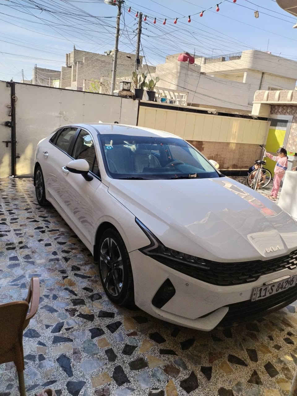 السلام عليكم K5 خليجي للبيع موديل ٢٠٢٢ رقم بغداد بسمي محرك ٢٠٠٠ دوش 
السعر ١٨٥ بيها ضربة موضحة بلمقطع وعندي صور الحادث 
العنوان بغداد العبيدي حي الرئاسة 
هاتف ***********
