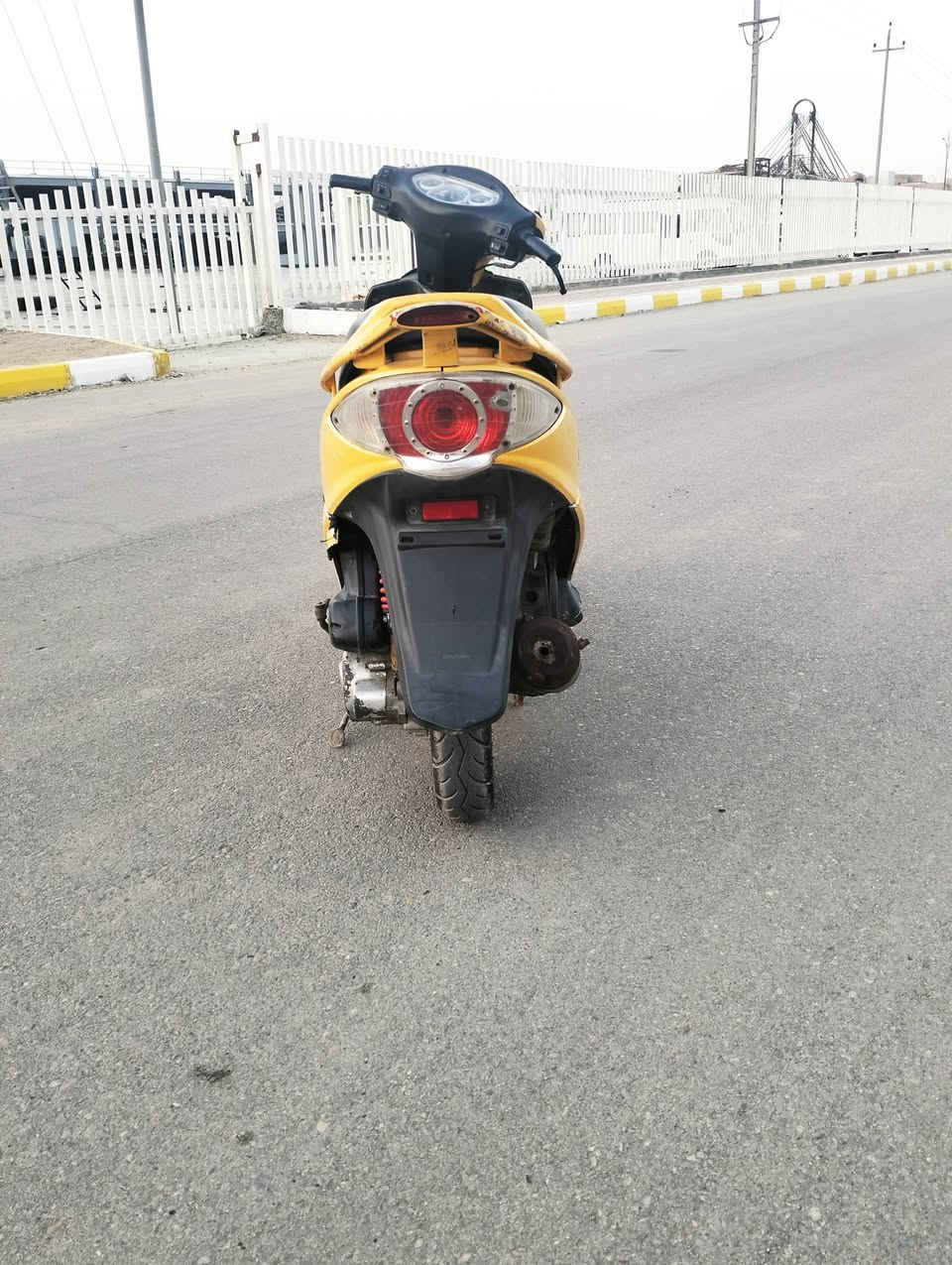 السلام عليكم جي فور للبيع مكينه مفتوحه كهربائيات كله شغاله لايت ناصي عالي رماش بك لايت شغال وي كضه البريك حساس بريك بيه اشاير هورن كله شغال دشبول شغال عداد بانزين وعداد رون بيه قفل ستيرن وقفل جنطه كامله تاير خلفي جديد وباتري جديد ودهن جديد وكلهن شوفت عينك بل صور كامله للاخير سعره 350 وبيه مجال للشراي مكاني ناصريه مركز ***********
