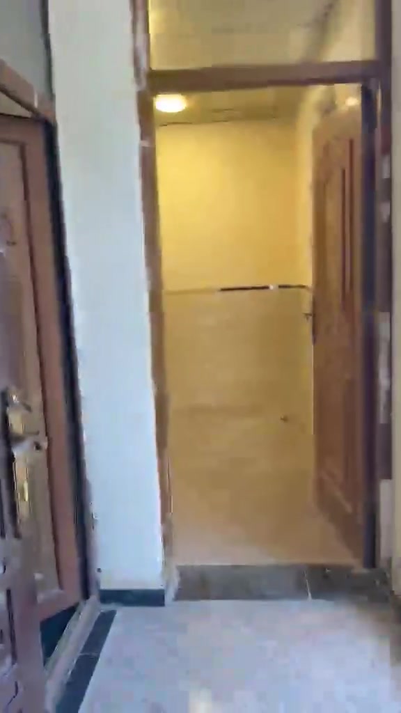 شقه للإيجار طابق ثاني 125 م كبيره غرفتين وصاله وهول وترهم ثلاثه غرف  مدخلين طرمه خارجيه بالكون امامي الاعظميه  نهايه الضباط قبل بنايه طلباتي مقابل مقهى دخان قفل الايجار 550 
***********
