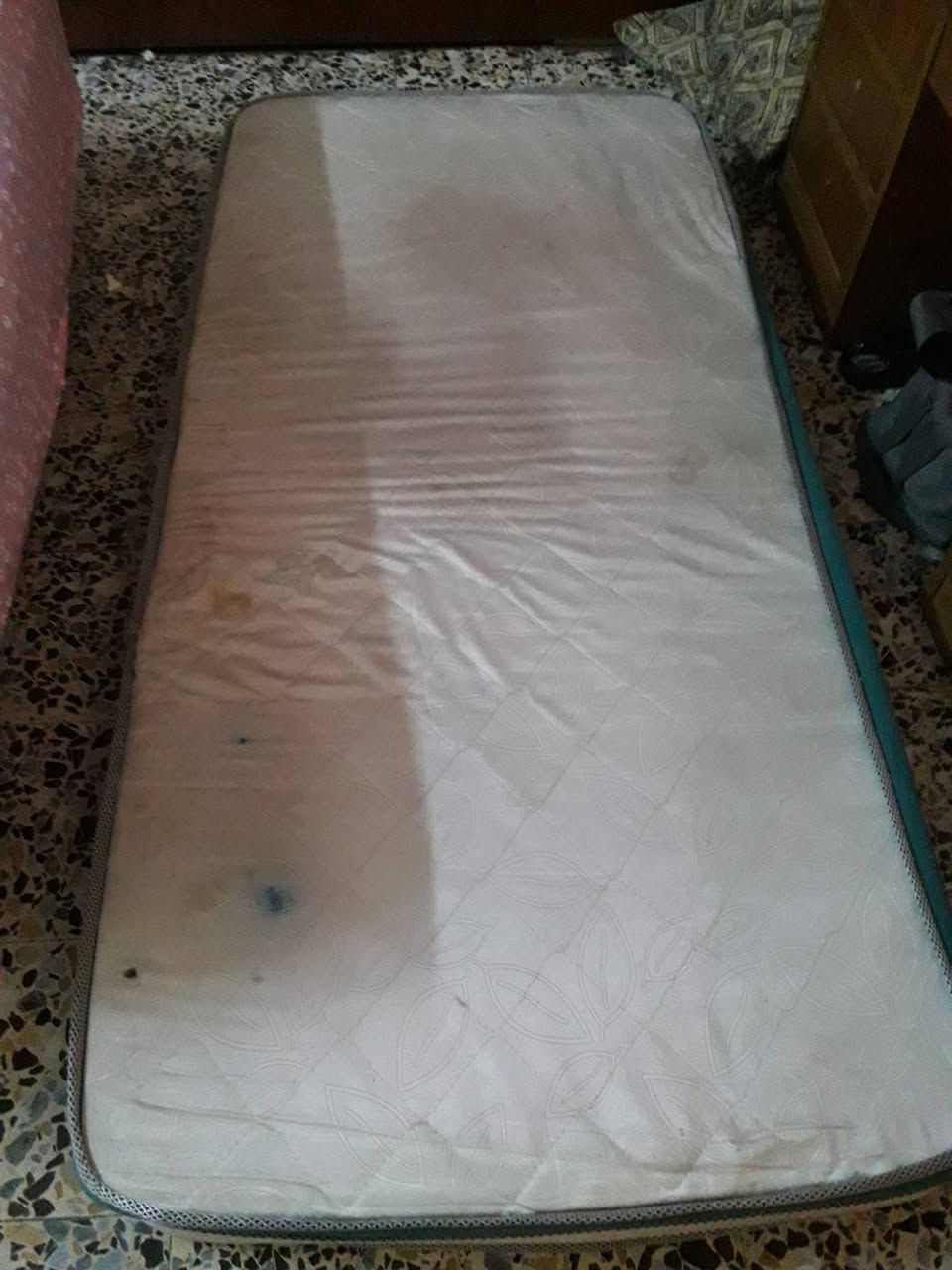 دوشك ضغط نظيف مستعمل للبيع
الشرشف الخارجي ...يحتاجله  غسل...


**إذا كنت صاحب هذا الإعلان وتريد حذفه لأي سبب، رجاءا أرسل رسالة إلى الدعم الفني**