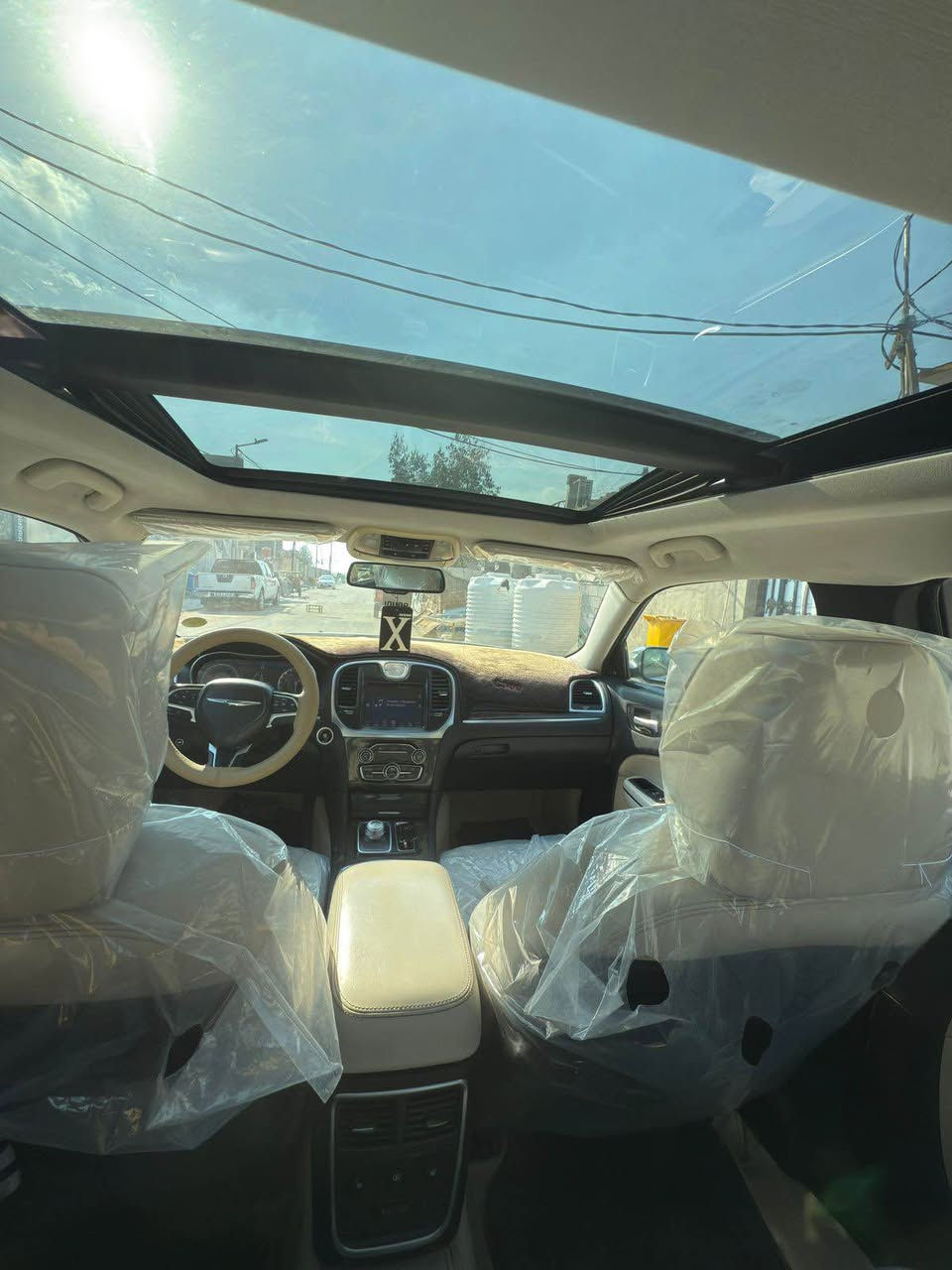 السلام عليكم 
(للبيع أو المراوس بـ أقل حسب الرغبة)
***********
كلايسلر أوباما 2016 أصل أصل 
وارد كندي داخلة كلين تايتل 
(بالعراق صاير بيهة قطعة وحدة صبغ)
***********
مكينة3,600 V6 تو ويل 
رقم أربيل الدولي سنوية جديدة ولوحات دولية تحويل ثاني يوم 
***********
فئة الـ C LIMITED فووول للأخير:
فتحة سقف بانوراما 
تحكم ستيرن جهتين 
ستيرن كهربائي 
خزن ميموري وضعيات جلوس 
تدفئة تبريد مقاعد امامية 
تدفئة مقاعد خلفية 
بردة خلفية 
هيتر بالمري 
هيتر ستيرن 
مري قلاب 
تشغيل عن بعد 
منظومة زينون LED عالي ناصي أعلى مستوى 
تخم تاير + ويل مكسيكي جديدات توني شادهن 
*************
السيارة جاهزة للأخير ومابيهة نقص برغي 
مكينة وگير وتخم تاير وحدادية وتبريد واكسل كلة كفالة 
ترايك زيرو وين مايعجبك 
*************
السعر 217 وبيهة مجال للشراي 
عنواني البصرة 
رقمي *********** Honolulu, HI
