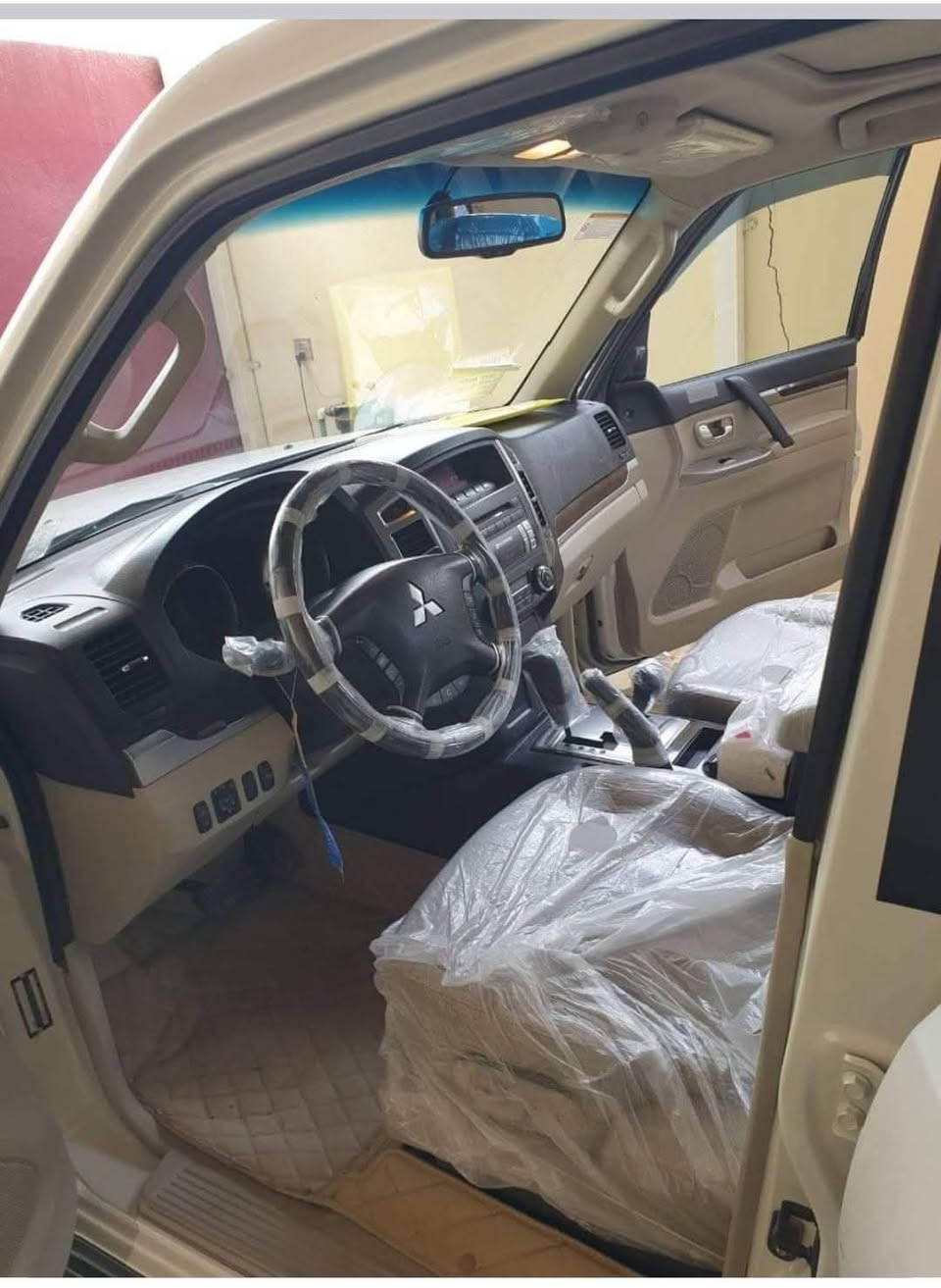 للبيع باجيرو موديل 2015 رقم نجف 
بأسمي تحويل مباشر السعر 185$ وبيها مجال
مكفولة من كل الجوانب ما عدا جاملغ امامي جهة السائق تبديل بدون دواخل 
فول مواصفات حبتور 
تبريد ثلاث قطع 
دمام بالجنطة 
كشن جلد كهربائي 
مري شفط 
زراگ لايت + لد 
فتحة بالسقف 
تحكم ستيرن 
فور ويل 
حساس + كاميرا 
ادامة جديدة لمنظومة البانزين 
غير متواجد على فيس 
للاستفسار الاتصال ***********
