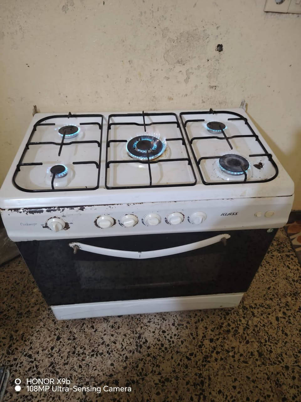 السلام عليكم عندي طباخ للبيع شراي اتصل على الرقم ***********
