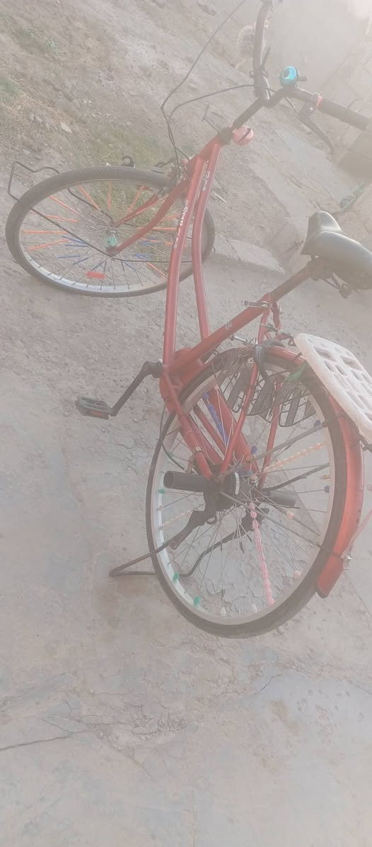 سلام عليكم بايسكل حجم 26 حلو لون دمي بدون صبغ الي يريده يتصل على الرقم الموجود ***********
