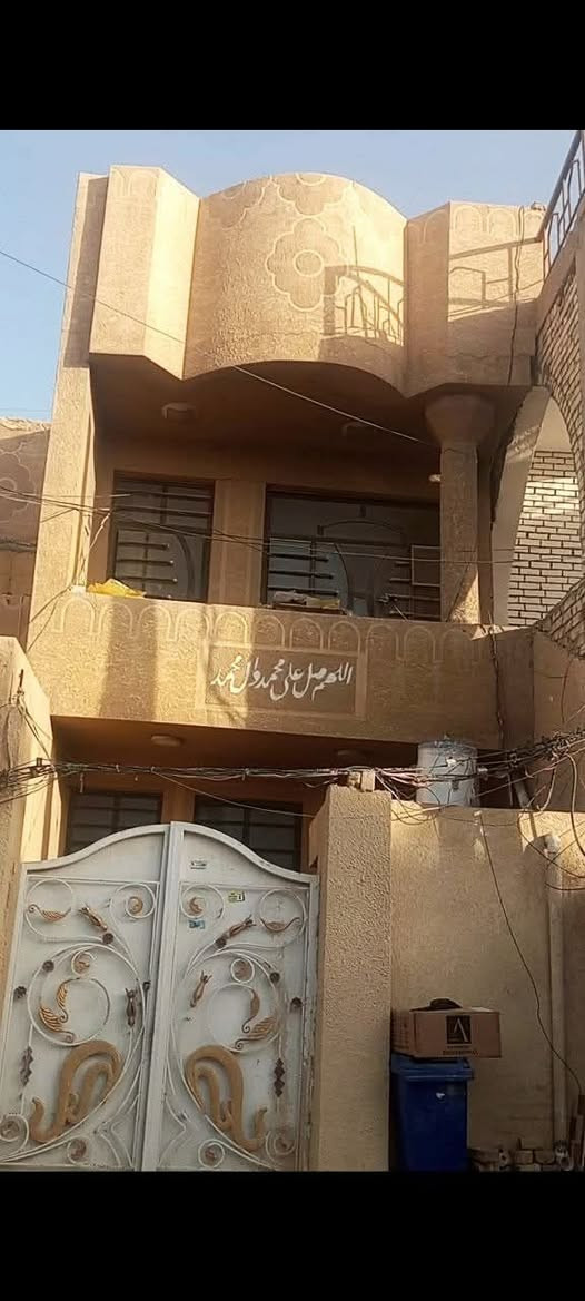 بغداد الشعله قطاع السادس قرب افران الزهراء للبيع البيت نص قطعه شرك 
البيت مكون من طرمه ومنور وحولي وغرفه استقبال وحمام ومطبخ وغرفه اخيره والطابق الثاني 2 غرفه نوم وحمام تواليت سوه
والطابق الثالث بيتونه وسطحين  السعر 130وبي مجال للشراي الاستفسار ***********
