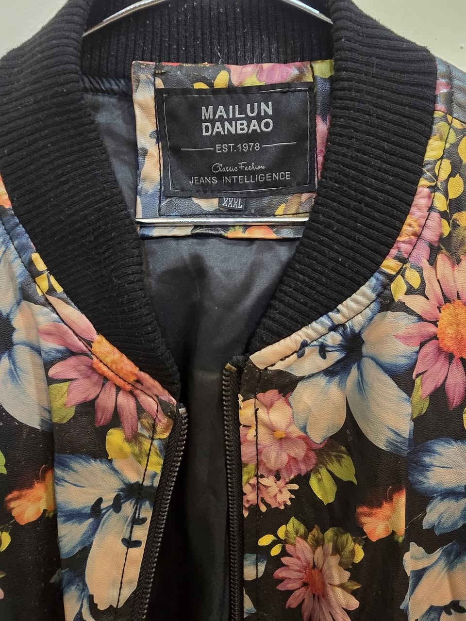 قمصلة جلد براند ايطالي رجالي ترهم نسائي قياس 3اكس تلبس وزن من90الى100.... ٢٥ الف
***********
