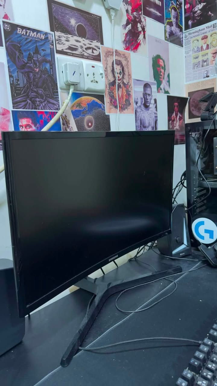 �
• شاشة Samsung Curved 24” FHD 144Hz

* تدعم PS5 / Xbox / PC
* مستعملة أقل من شهر
* نظيفة جدًا، بدون أي ملاحظات

• سماعة FIFINE AmpliGame H6

* 7.1 Virtual Surround
* صوت ممتاز للـ Gaming
* مع العلبة

• يد ألعاب احترافية للـ PC / Android / بعض أجهزة الألعاب

* RGB
* شغالة 100%

📍 البيع كـ باكج كامل فقط السعر ٢٦٠ الف .
📩 للاستفسار راسلني او واتس ***********
