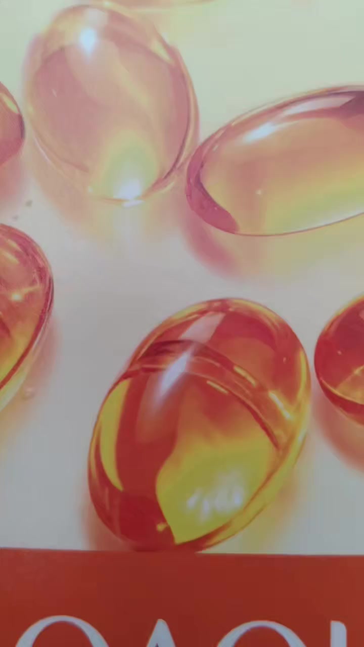 اليوم وفرنا لكم مجموعة فيتامين E+B5.🌸💮
من شركة BIOAOUA😊للعنايه بالبشره
فوائد فيتامين E وفيتامين B5 للبشرة  
    
  يُعد كل من فيتامين E وفيتامين B5 من العناصر الغذائية الهامة التي تلعب دورًا حيويًا في الحفاظ على صحة البشرة وجمالها. لكل منهما فوائد مميزة تساهم في تحسين مظهر البشرة وحمايتها من العوامل الخارجية.  
    
  فوائد فيتامين E للبشرة:  
    
  فيتامين E هو مضاد قوي للأكسدة، مما يعني أنه يساعد✌️ على حماية خلايا الجلد من التلف الناتج عن الجذور الحرة، والتي يمكن أن تسرع من شيخوخة الجلد . تشمل فوائده للبشرة ما يلي:  ✋
    
   مكافحة الشيخوخة: يساعد فيتامين E في تقليل ظهور التجاعيد وعلامات التقدم في السن بفضل خصائصه المضادة للأكسدة .  
   ترطيب البشرة: يساهم في الحفاظ على رطوبة البشرة🌼 ومنع جفافها .  
   حماية من أشعة الشمس: يمكن أن يساعد في توفير بعض الحماية ضد الأضرار الناتجة عن الأشعة فوق البنفسجية، على الرغم من أنه لا يغني عن استخدام واقي الشمس .  
   التئام الجروح: قد يسرع من عملية التئام الجروح وندبات الجلد .  🌷

    
  فوائد فيتامين B5 (حمض البانتوثنيك) للبشرة:  💮
    
  فيتامين B5، المعروف أيضًا باسم حمض البانتوثنيك، له فوائد متعددة للبشرة، أبرزها دوره في ترطيب البشرة وتجديدها . وتشمل فوائده:  
    
   الترطيب العميق: يساعد فيتامين B5 على جذب الماء إلى خلايا الجلد والاحتفاظ به، مما يمنح البشرة ترطيبًا عميقًا ويجعلها تبدو أكثر امتلاءً ونعومة .  
   تهدئة البشرة: له خصائص مضادة للالتهابات قد تساعد في تهدئة البشرة المتهيجة وتقليل الاحمرار .  
   تجديد خلايا البشرة: يساهم في دعم عملية تجديد خلايا الجلد، مما يساعد على التئام الجروح الطفيفة وتحسين ملمس البشرة .  
   تقليل حب الشباب: قد يساعد في تقليل ظهور حب الشباب عن طريق تنظيم إنتاج الزيوت في البشرة . 
العنوان كوت قضاء الحي حي العصري مقابيل روعة الطفوله شارع الزهراء مقابيل المسبح المركز الشباب
***********
السعر بعد التخفيض 18000
مركز الزاملي للعنايه بالبشره والجسم والشعر
