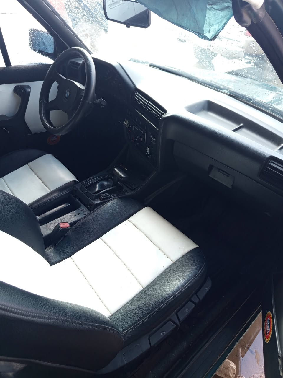 بي ام دبليو زعره موديل 1991 كامله السياره حداديه دبلات كير مكينه 2500 بدون صبغ السعر  50 ورقه وبيه مجال الرقم ***********
